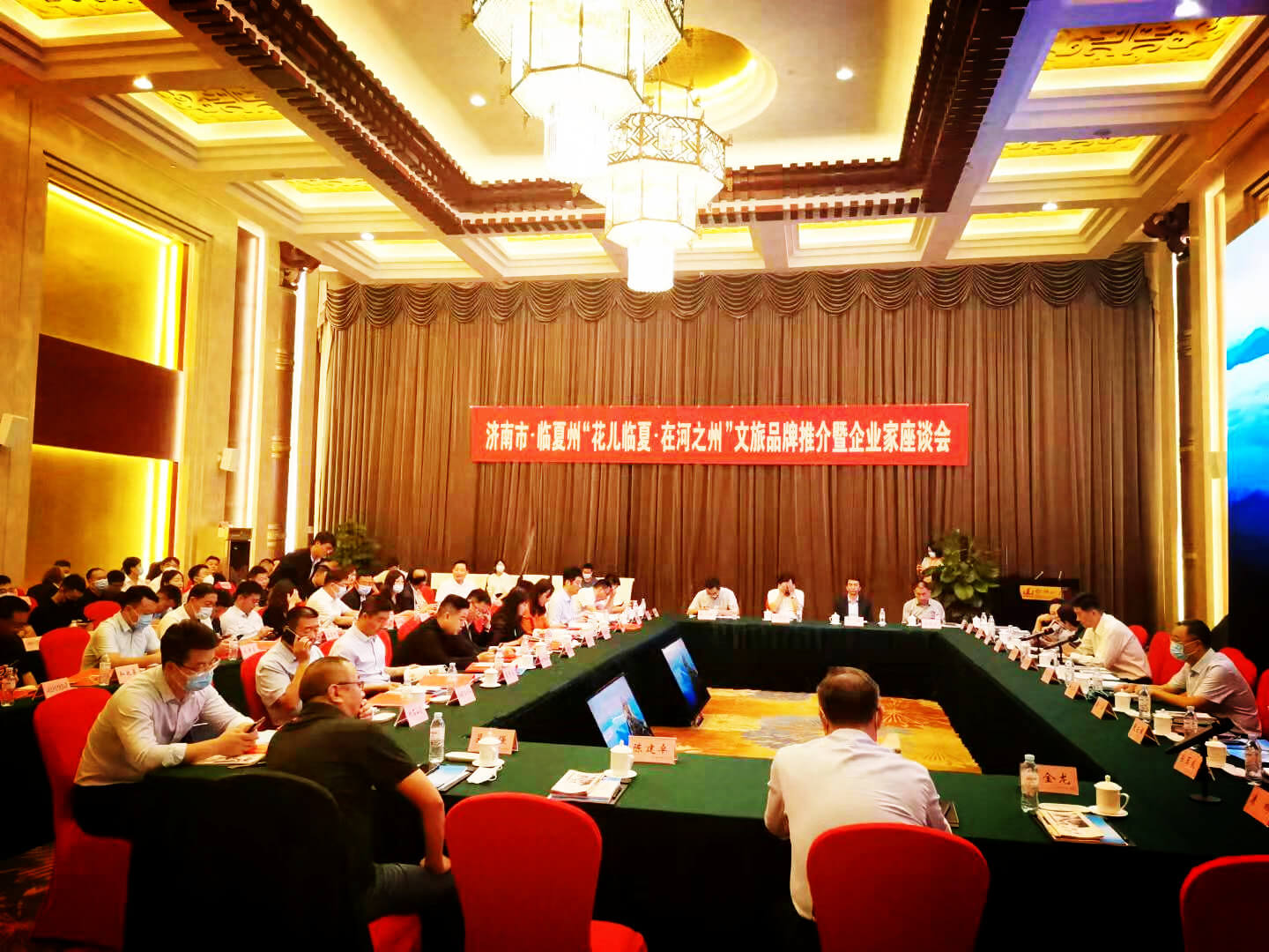 集團(tuán)領(lǐng)導(dǎo)出席濟(jì)南·臨夏文旅推薦暨座談會(huì)并現(xiàn)場(chǎng)簽約
